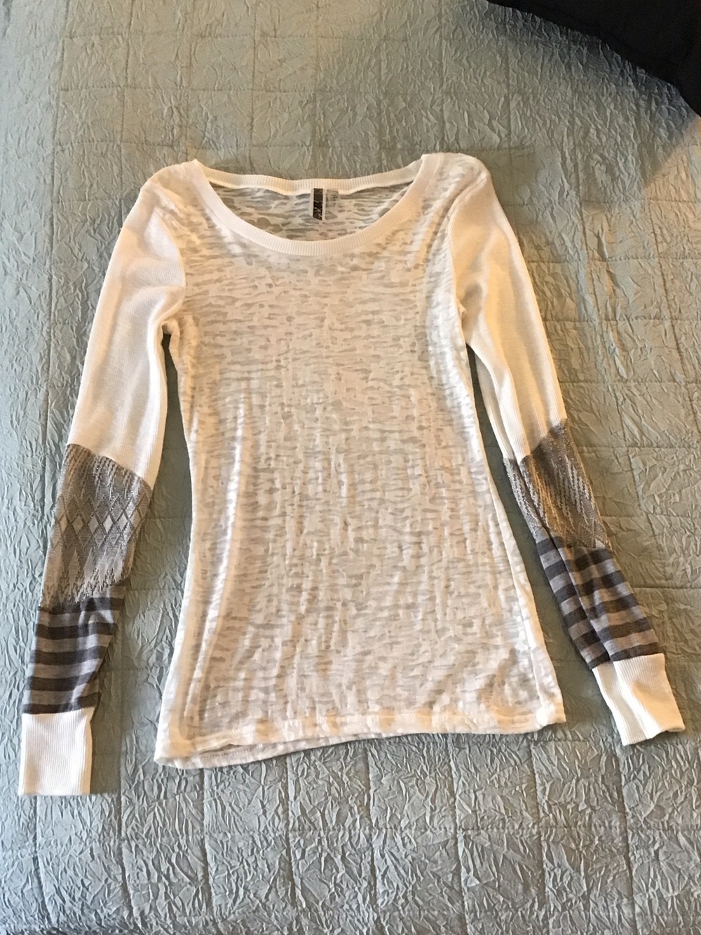 BKE women’s white Long-Sleeve Knit Top with Gray Patterned Sleeves